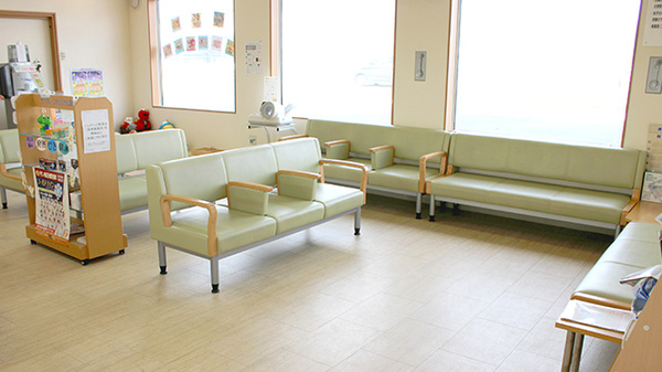 サンケア薬局 県立中部病院前店の待合スペース