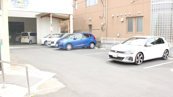 三関薬局の駐車場