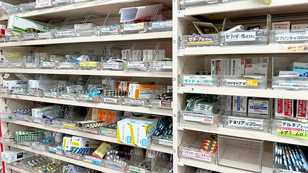あかり薬局川口町店の薬棚