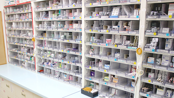 けやき薬局白石店の薬棚