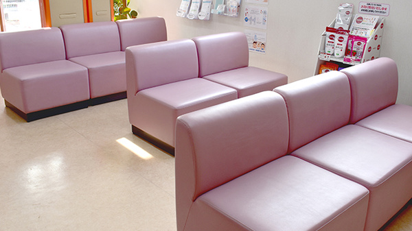 マリーン調剤薬局　館腰店の待合スペース