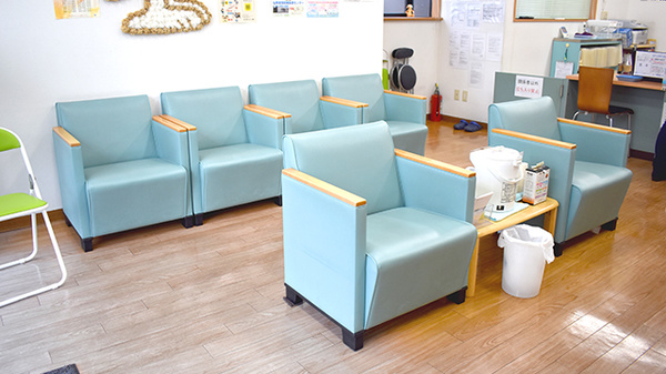 マリーン調剤薬局　角田店の待合スペース