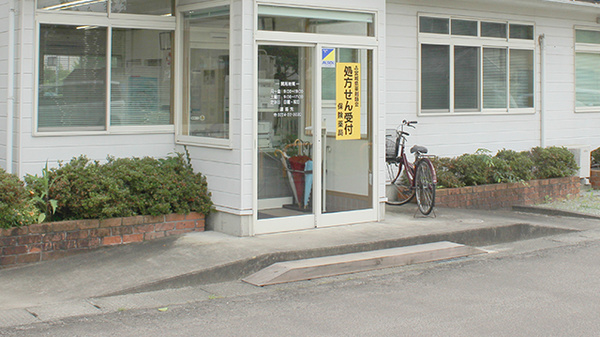 にしうら薬局の入口