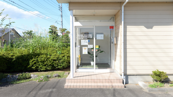 やすらぎ調剤薬局の入口