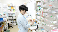 クルー薬局国見ヶ丘店の作業風景