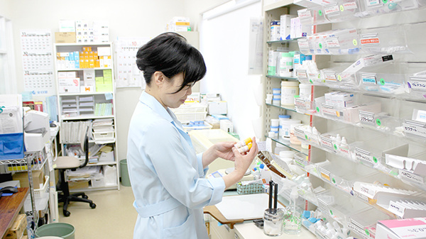 クルー薬局国見ヶ丘店の作業風景