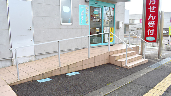 マリーン調剤薬局　鶴ケ谷店の入口