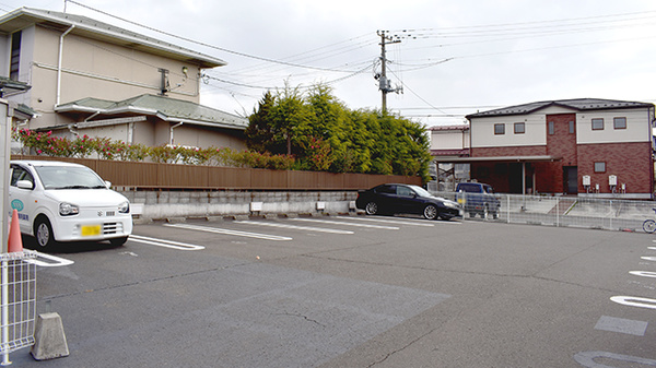 マリーン調剤薬局　鶴ケ谷店の駐車場