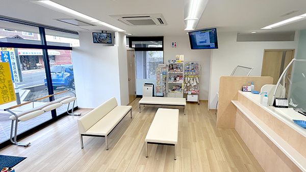 マリーン調剤薬局　南光台中央店の待合スペース