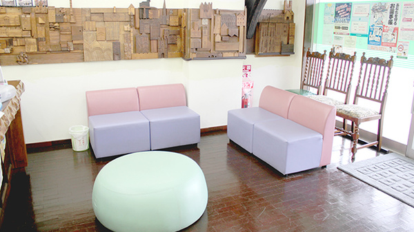 けやき薬局　泉黒松店の待合スペース