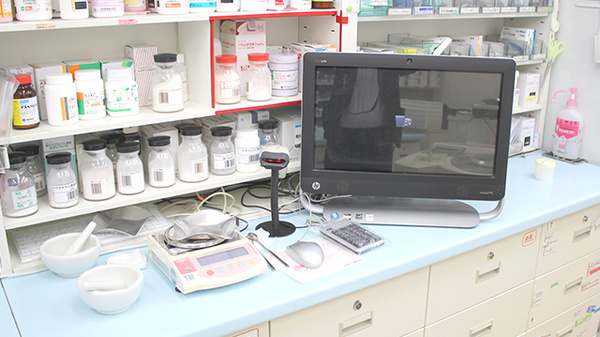 けやき薬局　泉黒松店の調剤器具