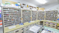 横手ファミリー調剤薬局の薬棚