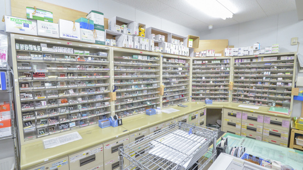 横手ファミリー調剤薬局の薬棚