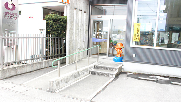 ホテヤ薬局観音堂店の入口