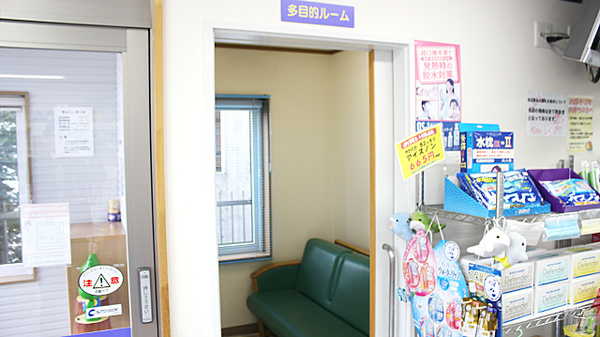 ホテヤ薬局観音堂店の感染予防待合スペース
