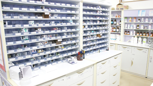 ホテヤ薬局観音堂店の薬棚