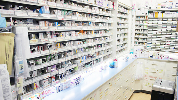 ホテヤ薬局いとく店の薬棚
