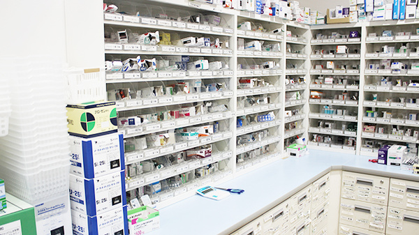 ホテヤ薬局東台店の薬棚