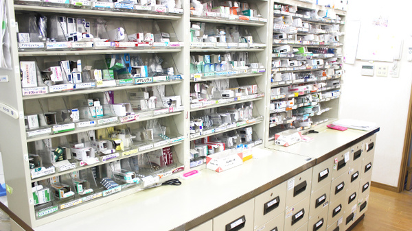 ひない調剤薬局の薬棚