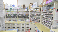 湯沢ファミリー調剤薬局の薬棚