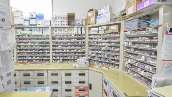 湯沢ファミリー調剤薬局の薬棚