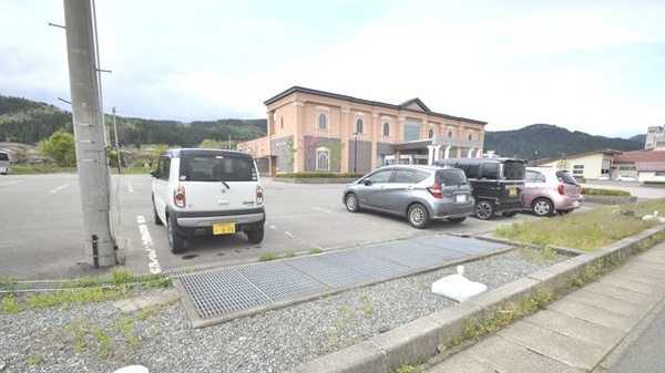 湯沢ファミリー調剤薬局の駐車場