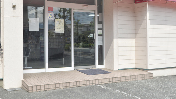 スマイル薬局桜田店の入口