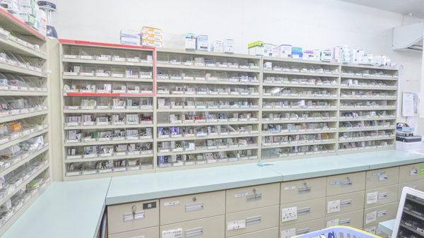 スマイル薬局桜田店の薬棚
