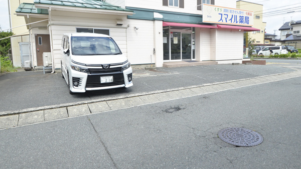 スマイル薬局桜田店の駐車場