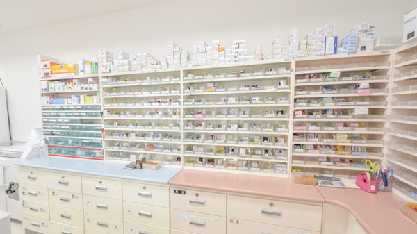 蔵王サン薬局の薬棚