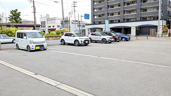 アリカベ薬局の駐車場