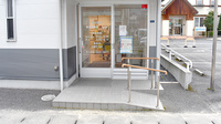 救済堂薬局上山店の入口
