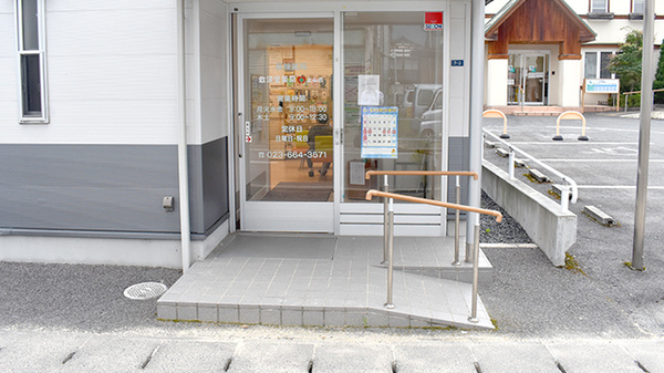 救済堂薬局上山店の入口