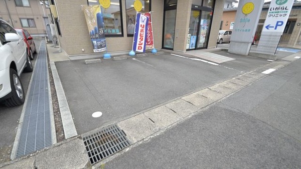 スマイル薬局長岡店の駐車場