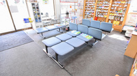 宝山堂薬局おうぎ町店の待合スペース