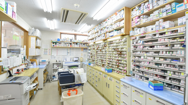 宝山堂薬局おうぎ町店の調剤室