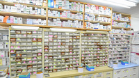 宝山堂薬局おうぎ町店の薬棚