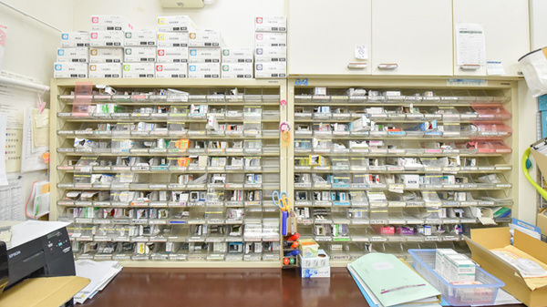 郡山調剤薬局虎丸店の薬棚