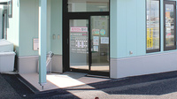 奥羽調剤薬局鳴神店の入口