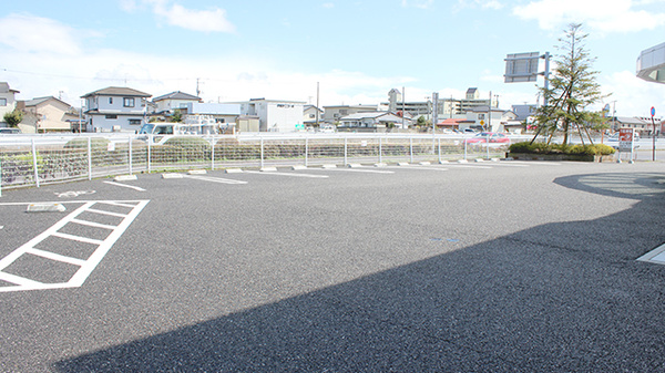 奥羽調剤薬局鳴神店の駐車場