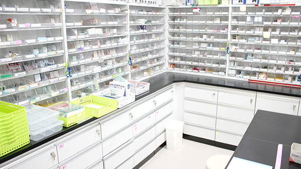 すず薬局　かおりやま店の薬棚