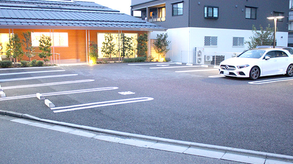 すず薬局　かおりやま店の駐車場