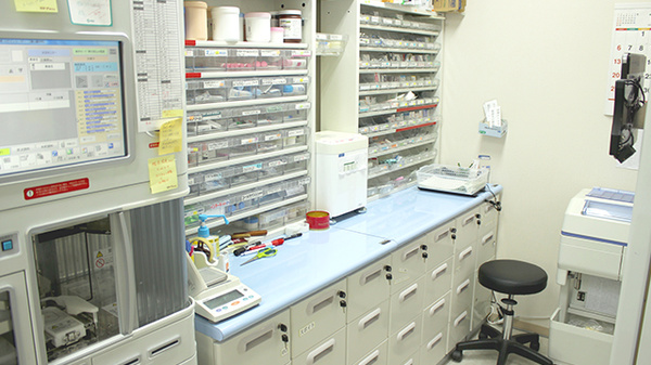 山口薬局本町店の薬棚