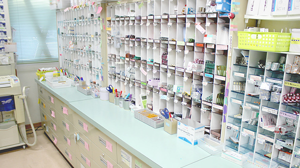 自由ヶ丘調剤薬局の薬棚