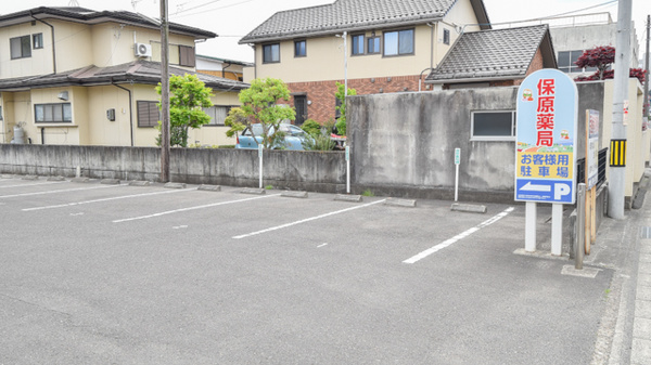 保原薬局油井店の駐車場