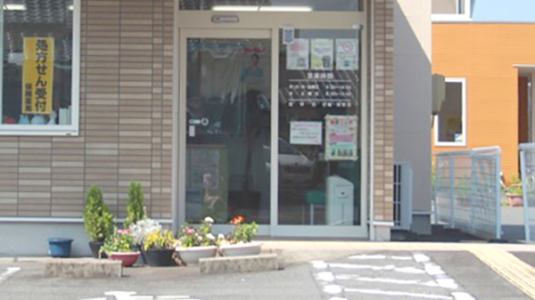 エムズ薬局の入口