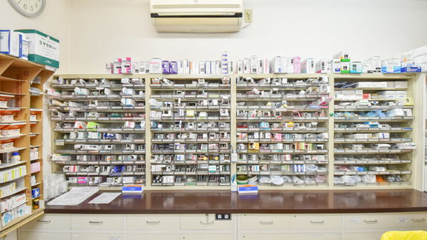 郡山調剤薬局本宮店の薬棚