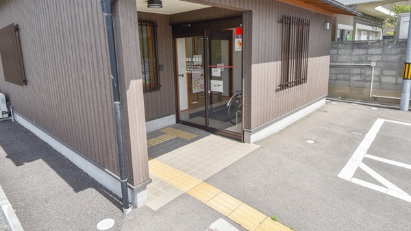 保原薬局国見店の入口