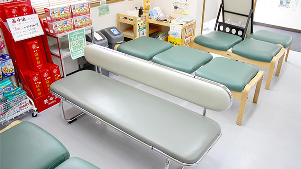 あいあい薬局只見店の待合スペース