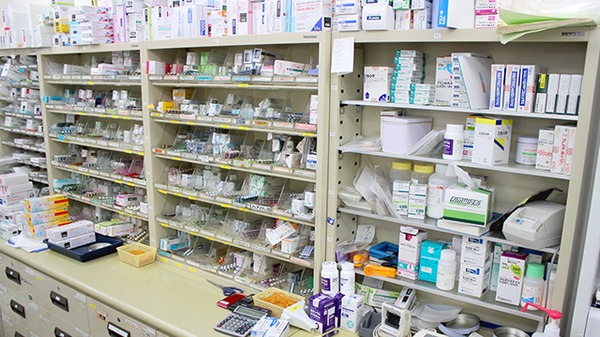 あいあい薬局只見店の薬棚